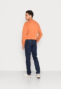 Wrangler TEXAS  - Calças de ganga de perna direita - dark silk