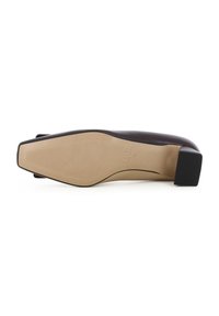 Bruine leren platte schoen met een ronde neus, lage vierkante zwarte hak en een getextureerde beige rubberen zool met horizontale ribbels.