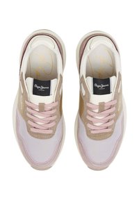 Atletische sneakers met een mix van beige, lichtroze en witte materialen. Bevatten textielstof, veters en een zwart label met gouden tekst.