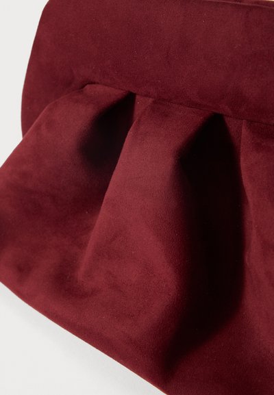 Bordeaux suède clutch met een geplisseerd ontwerp aan de voorkant, met een zachte textuur en een vlak, stevig bovenstuk.