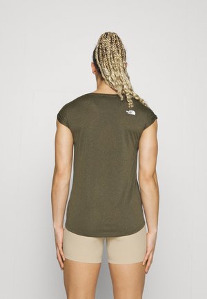 Olivově zelená košile s krátkými rukávy a zaobleným spodním lemem, s bílým logem na horní části zad, doplněná béžovými kraťasy. Hladká, sportovní látka.