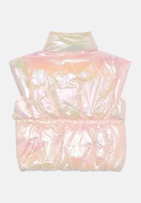 Gilet iridescente rosa con colletto alto, caratterizzato da un design imbottito, vita elasticizzata e una texture liscia e lucida.