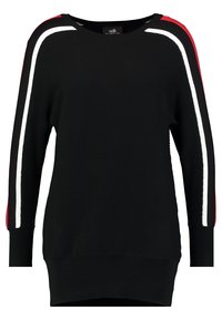 Pull noir à côtes avec des bandes d'accent rouge et blanc le long des épaules. Il présente un col large et des manches longues.