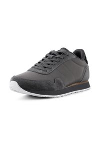 Scarpa sportiva grigia che combina materiali sintetici lisci e scamosciati, presenta un design di allacciatura testurizzato e una suola in gomma bianca con una silhouette sportiva.