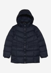 Námořnická péřová bunda se zipem vpředu, kapucí a horizontálním prošíváním. Obsahuje dvě přední kapsy a decentní logo na rukávu.