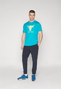 Under Armour BRAHMA BULL - T-shirts med print - circuit teal/radial turquoise/high yellow