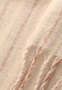 Sciarpa di lana beige con sottili strisce marroni, caratterizzata da bordi sfilacciati e una superficie morbida e testurizzata.