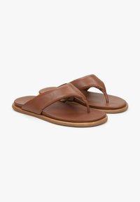 Bruine leren flip-flop sandalen met een gladde textuur, brede bandjes en een dunne teenpost. Voorzien van een platte, tan rubberen zool.