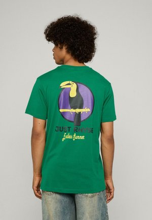 Tricou din bumbac verde, având un grafic cu un tucan și textul "JUST RHYSE Endless Summer" pe spate. Mâneci scurte, croială lejeră.