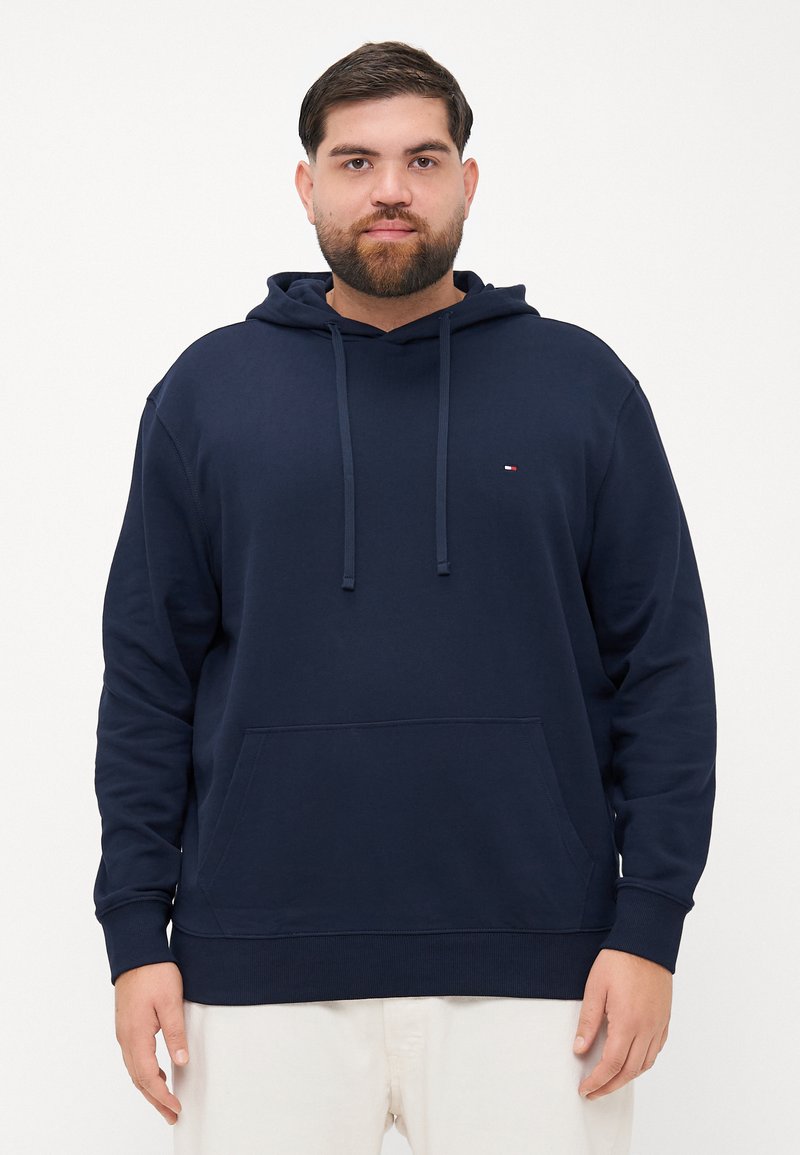 Felpa con cappuccio blu navy in tessuto morbido, con tasca a marsupio frontale, cappuccio con cordini e piccolo logo ricamato sul petto sinistro.
