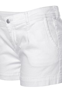 Bílé džíny šortky s uzávěrem na knoflík, poutky na opasek a předními kapsami, zobrazené od horní části stehna po oblast pasu.