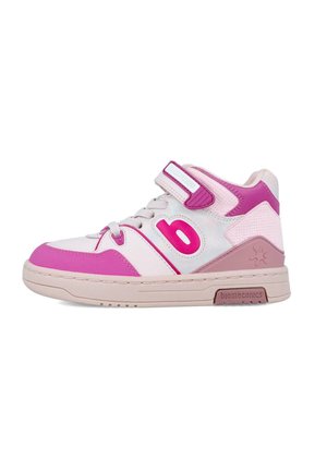 Zapatilla alta en material sintético blanco y rosa. Cuenta con cierre de cordones y velcro, collar acolchado, acentos texturizados y detalles de logotipo.