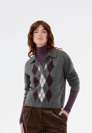 Pull en maille grise avec un col, arborant un motif en losange dans des teintes de rouge foncé, gris et blanc. Texture douce, coupe décontractée.