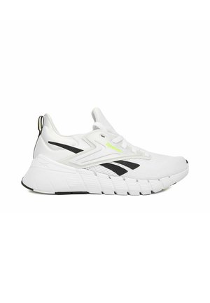 Weißer Reebok Sportschuh mit schwarzen Akzenten, strukturierter Sohle, Schnürdesign und gelbem Reebok-Logo an der Seite, in Seitenansicht gezeigt.