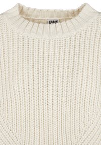 Pull épais blanc en maille avec col rond côtelé et étiquette visible "Urban Classics" au niveau de la nuque.