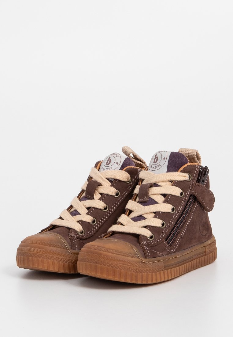 Sneakers alti per bambini di colore marrone con lacci beige, cerniere laterali e suole in gomma su uno sfondo bianco.