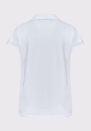 Biała koszulka polo z krótkim rękawem, widziana od tyłu, z klasycznym kołnierzykiem i prostym dołem na jasnym tle.