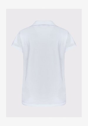 Biała koszulka polo z krótkim rękawem, widziana od tyłu, z klasycznym kołnierzykiem i prostym dołem na jasnym tle.