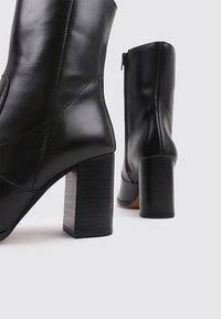 Bryan Stepwise Bottines à talons hauts - black