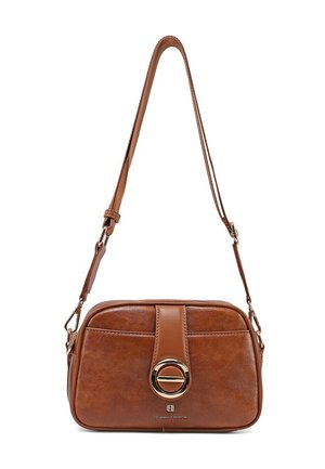 Borsa a tracolla in pelle marrone con tracolla regolabile, patta frontale con chiusura circolare color oro e logo "Queen Helena" impresso sotto.