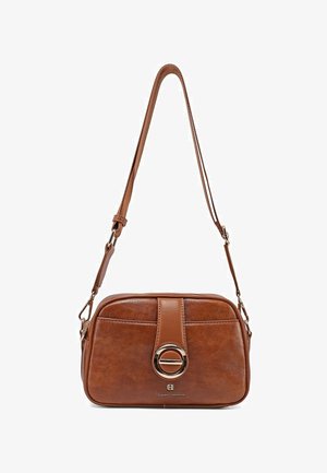 Sacoche en cuir marron avec sangle réglable, rabat avant orné d'une boucle circulaire en métal doré et logo "Queen Helena" embossé en dessous.