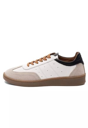 Niskie trampki z białej skóry z beżowymi zamszowymi akcentami, brązowymi sznurówkami, czarnym kołnierzem na pięcie i brązową gumową podeszwą na białym tle.