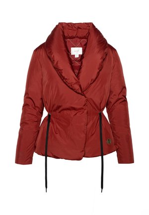 Rode gewatteerde jas met een brede kraag, getailleerde taille en koordaccenten. Heeft een logopatch aan de rechteronderkant.