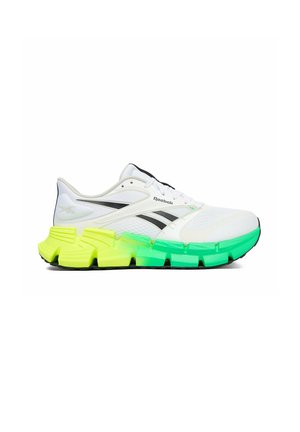 Bílá běžecká bota Reebok s černým logem a barevnou podrážkou s přechodem od neonově žluté po zelenou, zobrazená z boku na bílém pozadí.