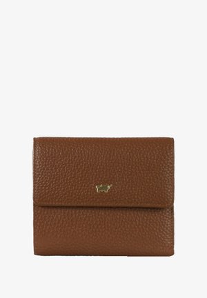 Portafoglio in pelle marrone con texture e logo dorato stampato sul fronte. Caratterizzato da una chiusura a patta e una forma rettangolare compatta.