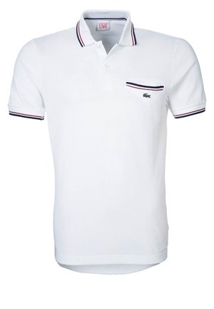 Weißes kurzärmeliges Poloshirt mit rot-blau gestreiftem Besatz an Kragen, Ärmelbündchen und Brusttasche, mit kleinem grünem Krokodil-Logo.
