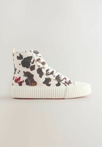 High-top sneakers met een zwart-wit koeienprint ontwerp, voorzien van een textuurzool en een rode hartaccent aan de zijkant. Van katoenen canvas materiaal.