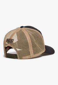 Sort cap med en buet skygge, der har en beige mesh ryg, justerbar snaplukning og et logo-patch på bagpanelet.