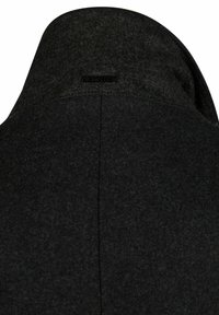Schwarzer Filzmantel mit strukturiertem Kragen, der eine subtile Textur und gestickte Details aufweist. Markenlogo am oberen Ende des Kragens sichtbar.