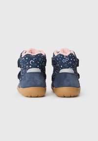 Dunkelblaue Knöchelstiefel mit pinkem Fleece-Futter, Stern- und Herzmustern, aus Wildleder und mit Klettverschlüssen zum Schließen. Gummisohle.