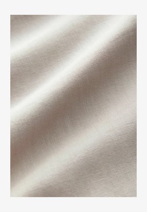 Tessuto beige chiaro con una texture liscia e un sottile motivo intrecciato. La superficie presenta venature sottili e uniformi, che esaltano il suo aspetto naturale.