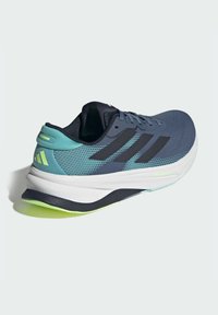 Scarpe da corsa con una tomaia in rete blu navy e dettagli in teal, caratterizzate da strisce nere, una intersuola bianca e una suola verde.