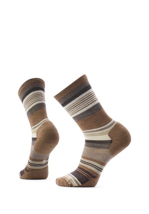 Par de calcetines de tripulación con rayas marrones, beige y grises mostrados en moldes de exhibición, inclinados para resaltar la textura y los detalles del diseño.