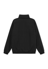Sort pulloverjakke, let materiale, høj krave, elastiske manchetter, snørret kant, minimalistisk design, ingen synlige logoer eller mønstre.