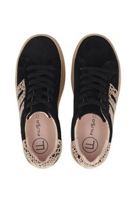 Czarne zamszowe sneakersy z beżowymi akcentami sznurowadła, okrągły nos, płaska gumowa podeszwa i strukturalny wzór po bokach. Czarne sznurowadła i logo wewnątrz.