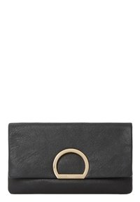 Czarna skórzana kopertówka z zagiętym klapą, z okrągłym złotym metalowym zapięciem na środku przodu.