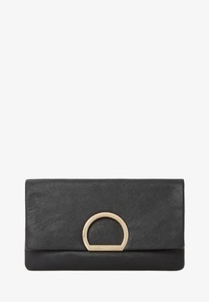 Czarna skórzana kopertówka z zagiętym klapą, z okrągłym złotym metalowym zapięciem na środku przodu.