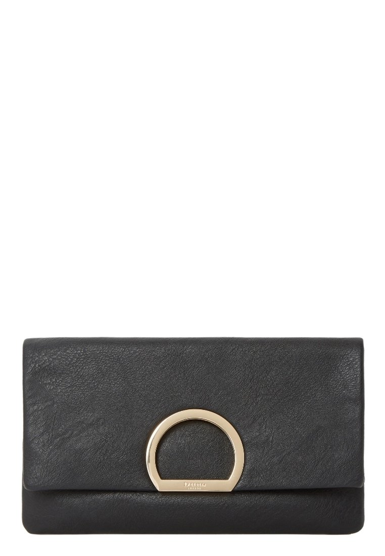 Czarna skórzana kopertówka z zagiętym klapą, z okrągłym złotym metalowym zapięciem na środku przodu.