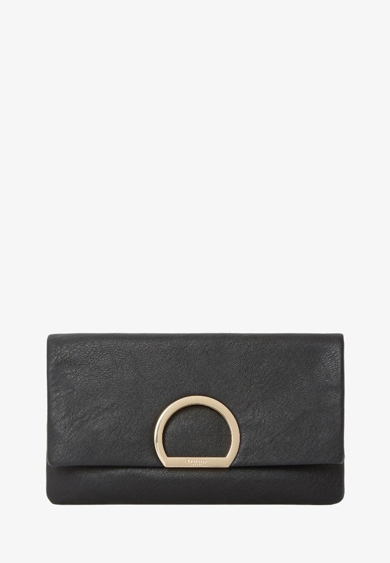 Czarna skórzana kopertówka z zagiętym klapą, z okrągłym złotym metalowym zapięciem na środku przodu.