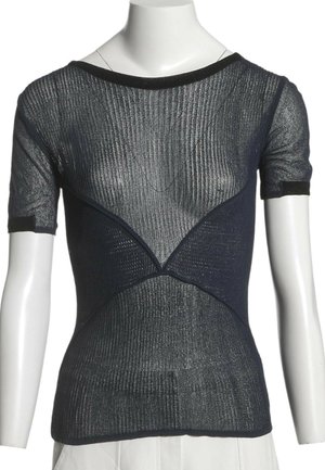 Haut court à manches courtes noir transparent à côtes, avec des panneaux triangulaires solides sur la poitrine et la taille, présenté sur un buste de mannequin blanc.