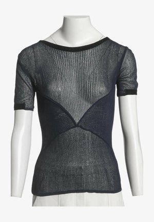 Haut court à manches courtes noir transparent à côtes, avec des panneaux triangulaires solides sur la poitrine et la taille, présenté sur un buste de mannequin blanc.