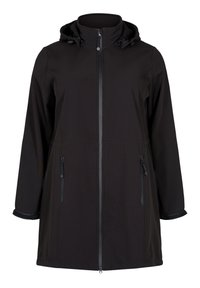 Zwarte softshell jas met capuchon, rits aan de voorkant, twee ritszakken aan de zijkant en contrasterende stofaccenten op de manchetten. Soepele textuur.