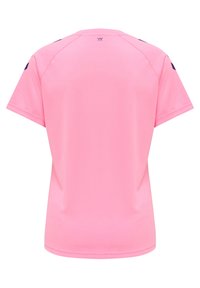 Camiseta de manga corta en rosa brillante, con una textura suave y un cuello redondo con acentos oscuros en los hombros y la espalda.