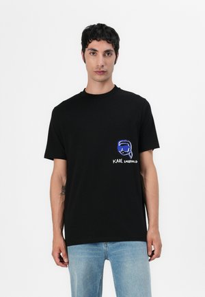 Schwarzes Baumwoll-T-Shirt mit kurzen Ärmeln, ausgestattet mit einer blauen grafischen Illustration und dem Text "KARL LAGERFELD" auf der linken Seite.