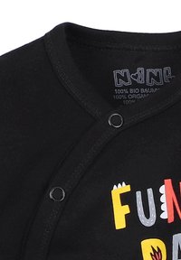 Czarna odzież z organicznej bawełny z okrągłym dekoltem, zapięciem na napy oraz kolorowymi grafikami z symbolami zawierającymi tekst i elementy w stylu kreskówkowym.