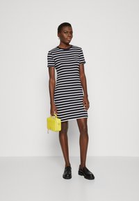 Tommy Hilfiger NEW CODY SLIM  - Džersio suknelė - desert sky/ecru